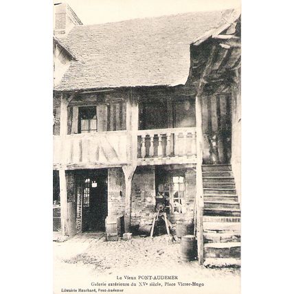 27 - PONT AUDEMER - Galerie extérieure du XVème siècle - Place Victor Hugo