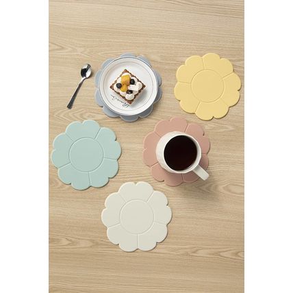 Apricot Pink Flower Shape Silica Gel Heat Insulate Placemat