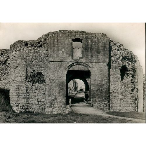 Vintage GB Postcard - Helmsley Castle, Yorkshire, Main Entrance Gateway