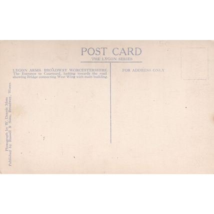 B686 BROADWAY - ENTRANCE TO COURTYARD, LYGON ARMS . PRINTED POSTCARD