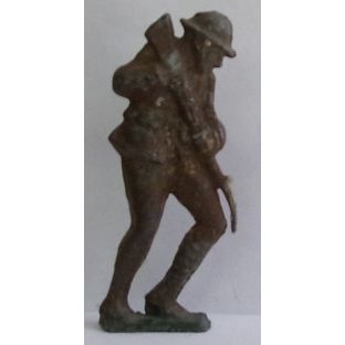VINTAGE metal ' WW1 SOLDIER DOUGHBOY with Rifle .. Stabbing position' ( 1930s )