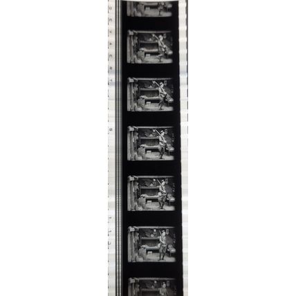 Pk GEB - S - MIX - E 0110f . 1 STRIP OF 5 - 35MM FILM CELLS. ( SHOULDER ARMS )