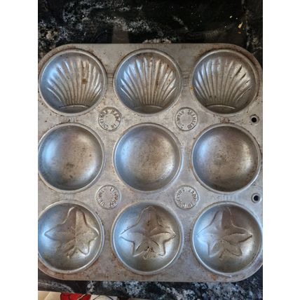 Vintage 1950's Bun Tin