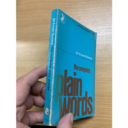 1967 SIR ERNEST GOWERS "THE COMPLETE PLAIN WORDS" LANGUAGE PAPERBACK BOOK (P2)