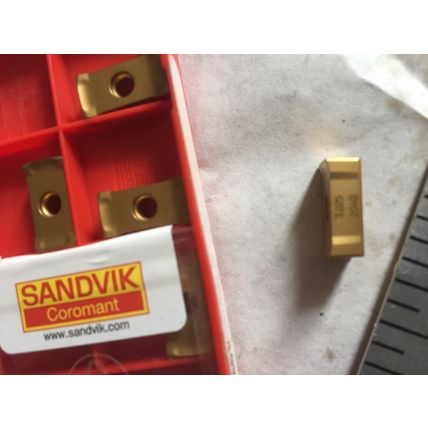 LOT 100 SANDVIK 009242N47 CARBIDE INSERTS X066000X 043755 M30 SANDVIX 7025 2040