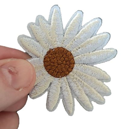 Daisy Flower Iron On Patch Sew Motif Patches Badges White 5 cm X 4.5 cm P120