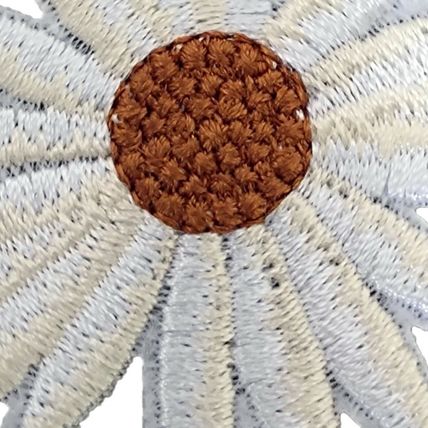 Daisy Flower Iron On Patch Sew Motif Patches Badges White 5 cm X 4.5 cm P120