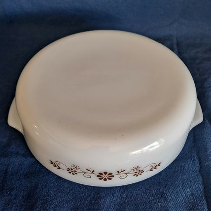 Vintage DYNAWARE CASSEROLE DISH Pyr-O-Rey Daisy Milk Glass Pan Bowl 8" Baking