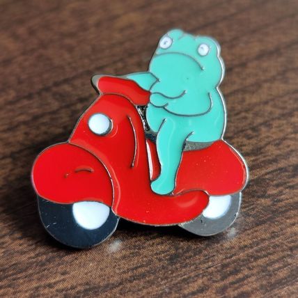 Frog on a Scooter Enamelled Pin Badge Brooch Metal 2.5 cm x 2.5 cm BA75