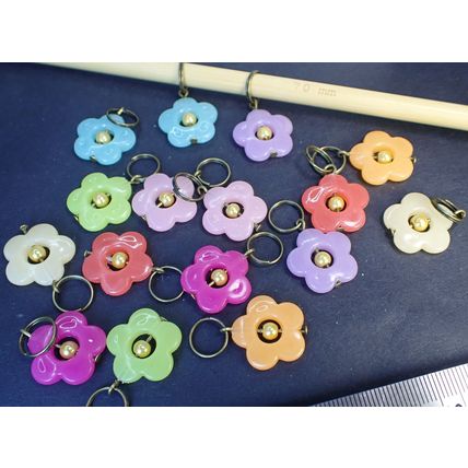 Stitch Markers & Bag Up to 7mm Plastic Flowers gold Centers Set of 16 FK434 NEW