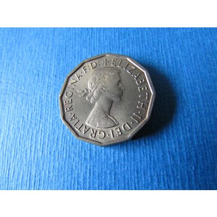 1962 QUEEN ELIZABETH II BRASS THREEPENCE FREE POST.