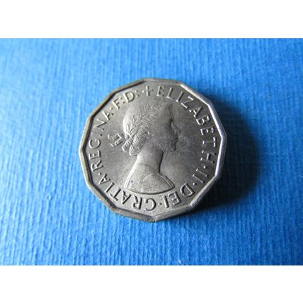 1966 QUEEN ELIZABETH II BRASS THREEPENCE FREE POST.
