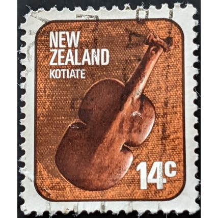 STAMP NEW ZEALAND SG1098 1976 14c Maori Artifacts Kotiate Used