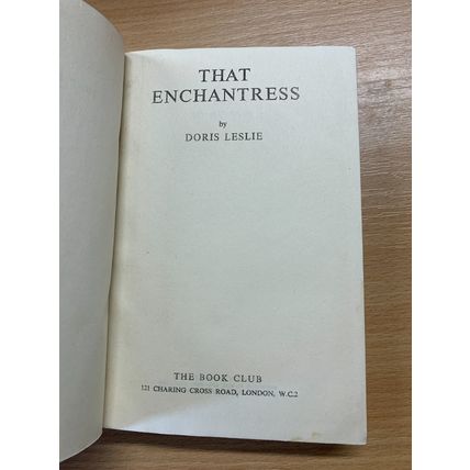 1951 DORIS LESLIE "THAT ENCHANTRESS" FICTION VINTAGE HARDBACK BOOK (P3)