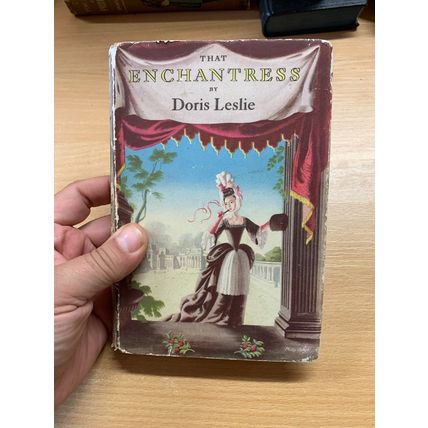 1951 DORIS LESLIE "THAT ENCHANTRESS" FICTION VINTAGE HARDBACK BOOK (P3)