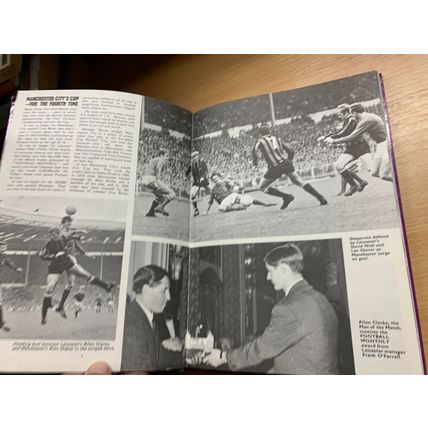 1969 "FOOTBALL STAR PARADE 1969-1970" RON YEATS UK FOOTBALL HARDBACK BOOK (P4)