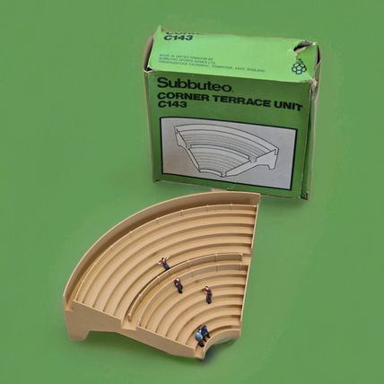 Subbuteo C 143 CORNER TERRACE UNIT - boxed With 5 Factory Painted Spectators
