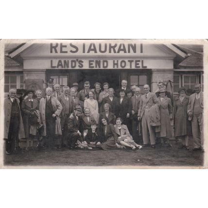 EC164 LANDS END HOTEL. CROWD OF PEOPLE OUTSIDE . RP POSTCARD