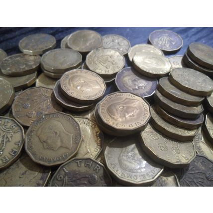 Bulk lot of George VI brass threepences - 100 coins.