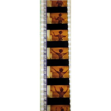 Pk GEB - M - MIX - b 031E . 1 STRIP OF 5 - 35MM FILM CELLS. ( Leon )