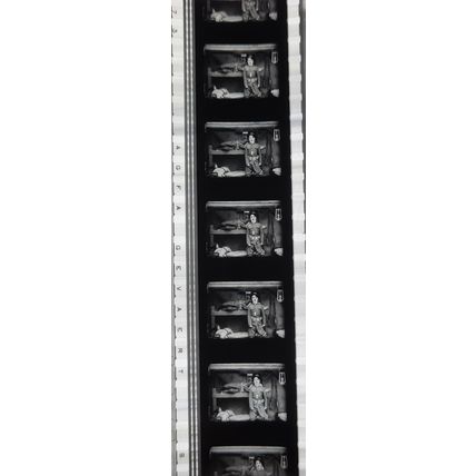 Pk GEB - S - MIX - E 0109e . 1 STRIP OF 5 - 35MM FILM CELLS. ( SHOULDER ARMS )