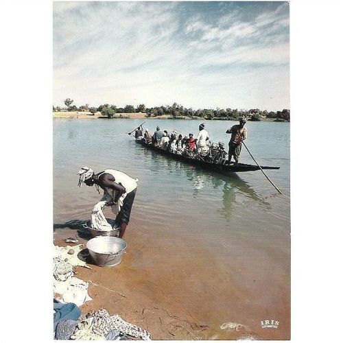 Africa - on the river bank, washing clothes, boat - French Mexichrome postcard