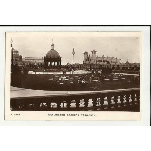 Norfolk GREAT YARMOUTH Wellington Gardens Postcard by Kingsway (S 7949)