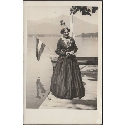 Eine Frau in Österreichische Tracht, c.1920s - Foto-AK