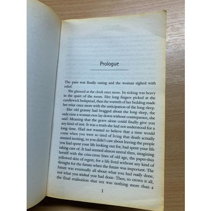 2007 MARTINA COLE "CLOSE" FICTION PAPERBACK BOOK (P3)
