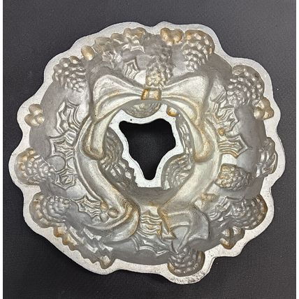 Nordic Ware Holiday Christmas Wreath Aluminum Bundt Cake Pan 12"