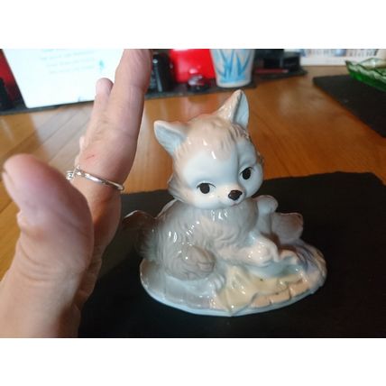 Cat figurine with fish