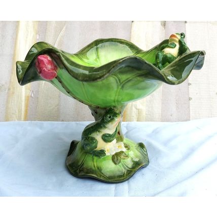 NEW BEAUTIFUL LGE CERAMIC LILY POND LEAF FRUIT BOWL WITH FROGS POND/LI FE STAND