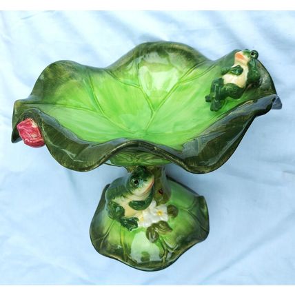 NEW BEAUTIFUL LGE CERAMIC LILY POND LEAF FRUIT BOWL WITH FROGS POND/LI FE STAND