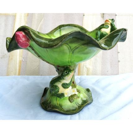 NEW BEAUTIFUL LGE CERAMIC LILY POND LEAF FRUIT BOWL WITH FROGS POND/LI FE STAND
