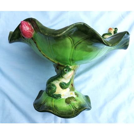NEW BEAUTIFUL LGE CERAMIC LILY POND LEAF FRUIT BOWL WITH FROGS POND/LI FE STAND