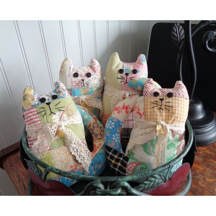 G Vintage Quilt Cat Pillow Tuck Shelf Sitter 7 Inch Farmhouse Ornies Bowl Filler