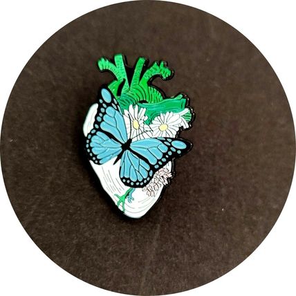 Pin Badge Heart Butterfly Art Enamelled Metal in velvet bag 3 cm x 2 cm BA37