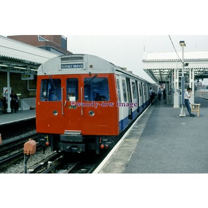 pu3202 - London Underground - Lt C69 Stock, Putney Bridge c1994 - photograph 6x4