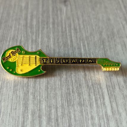TIJUANA MEXICO GREEN & WHITE SPECIALLY MADE GUITAR Pin Hard Rock Cafe badge VGC