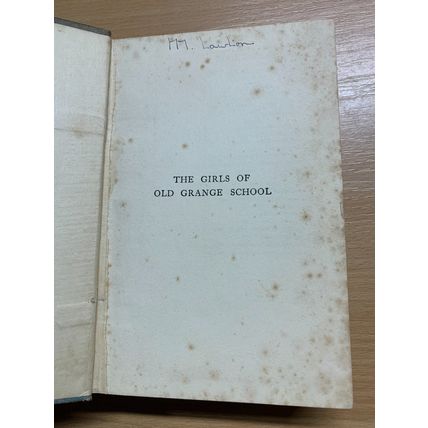 c1920s MAY WYNNE "THE GIRLS OF OLD GRANGE SCHOOL" FICTION HARDBACK BOOK (P3) AA