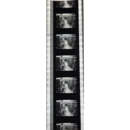 Pk GEB - S - MIX - E 0111g . 1 STRIP OF 5 - 35MM FILM CELLS. ( SHOULDER ARMS )