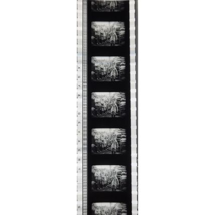 Pk GEB - S - MIX - E 0108d . 1 STRIP OF 5 - 35MM FILM CELLS. ( SHOULDER ARMS )