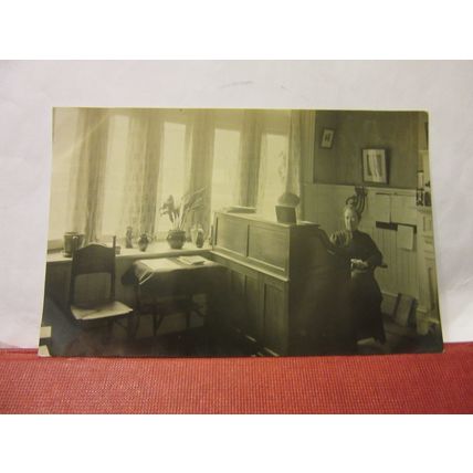 EDWARDIAN PHOTOGRAPH of an unknown LADY/TEACHER POSTCARD .unused antique /