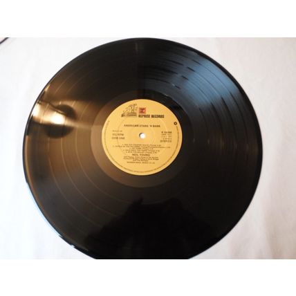 LP. 1977. NEIL YOUNG .AMERICAN STARS N BARS. K54088. RECORD N/M . SLEEVE N/M .