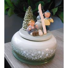German Erzgebirge Werkstattan Olbenhau entitled Winterfrueden/Ski music box