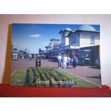 MARINE PARADE & WELLINGTON PIER, GREAT YARMOUTH, NORFOLK unused postcard =