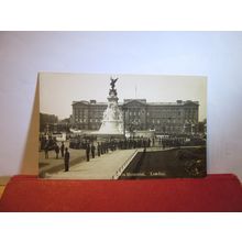 VICTORIA MEMORIAL, BUCKINGHAM PALACE, LONDON unused postcard RP =