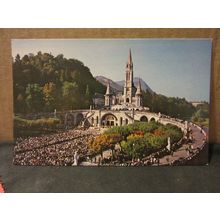 BASILIQUE ET L'ESPLANADE, LOURDES FRANCE unused postcard