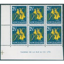 New Zealand 1967 2½c Kowhai variety Retouch on 'N' of 'ZEALAND' SG849var MNH