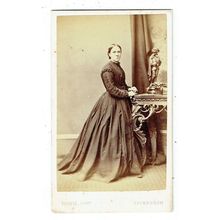 Victorian cdv photo young woman long frock standing Edinburgh photographer